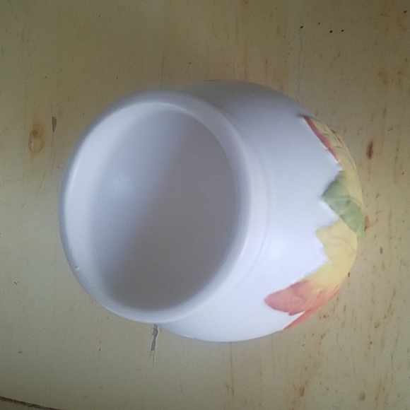 Partylite tart warmer with embossed leaf design. - Picture 5 of 6